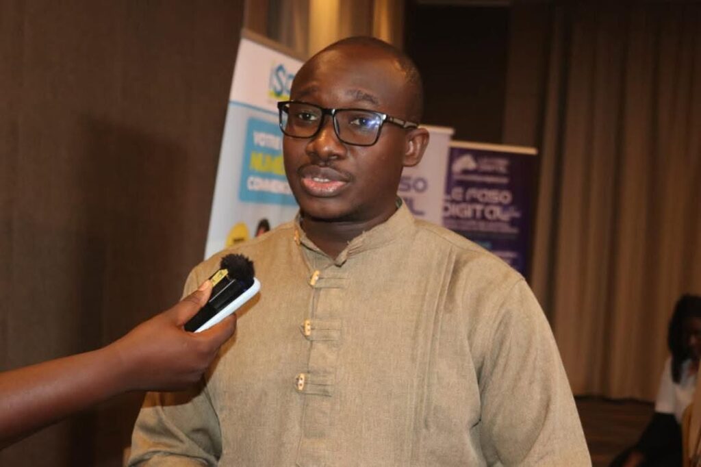 Josias Diendéré interrogé par la presse après la remise des prix.